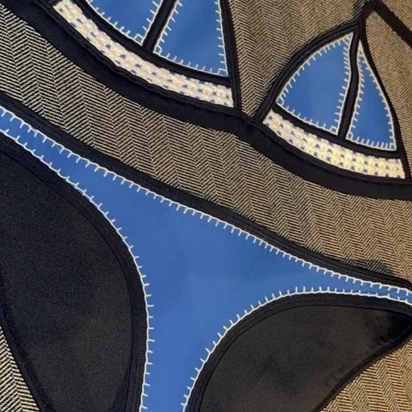 TRIANGL 2-piece Bikini Set 👙🦋🌚 - Picture 5 of 7